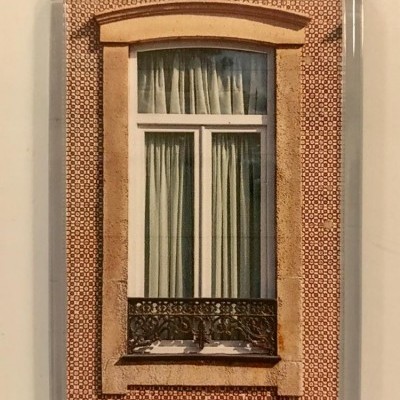 Imã com imagem de janela tradicional portuguesa com azulejos e cortinas brancas