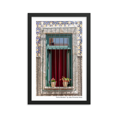 Fotografia de janela verde com grade, vasos com plantas, cortina vermelha, azulejos decorativos e moldura preta