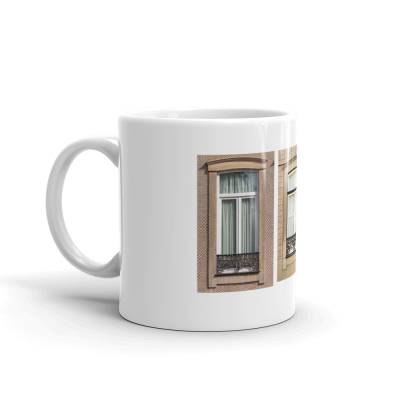 Caneca branca com imagem de janela com cortinas e grades