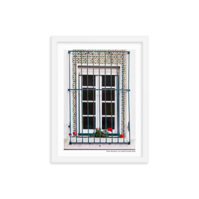 Janela branca com grade metálica verde e azulejos decorativos em padrão geométrico