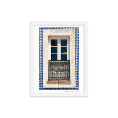 Janela branca com varanda em ferro e moldura de azulejos azuis e brancos