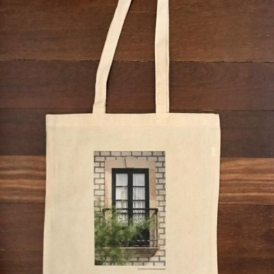 Saco de tecido cru com estampa de janela e grades