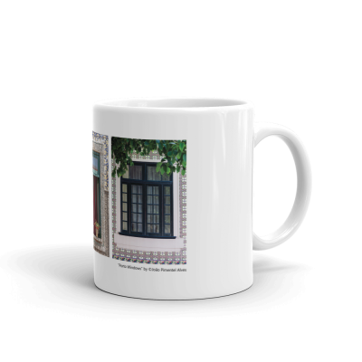 Caneca branca com foto de janela e azulejos decorativos