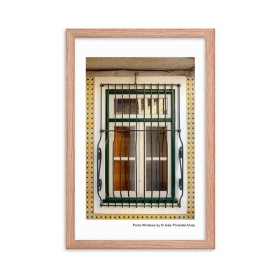 Imagem de uma janela Pota Windows com grade verde numa moldura de madeira clara