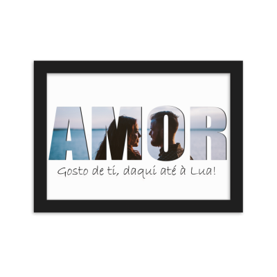 Quadro com a palavra AMOR e frase romântica com imagem de casal no mar