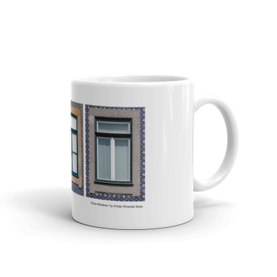 Caneca branca com imagens de janelas portuguesas e moldura de azulejo