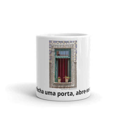 Caneca branca com imagem de uma janela decorada e frase parcial impressa