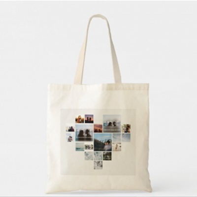 Saco de tecido bege com estampa em forma de coração de várias fotografias.