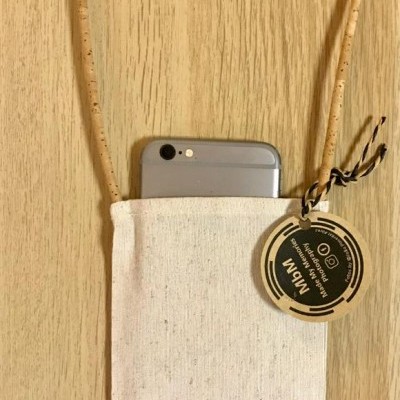 Bolsa de tecido cru com cordão e imagem de janelas com texto