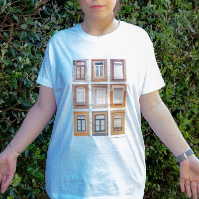 T-shirt branca com estampado de nove janelas coloridas de vários estilos