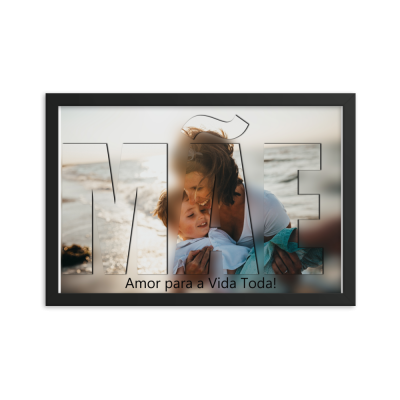 Moldura preta com fotografia de mãe e filho no mar visível através da palavra MÃE recortada