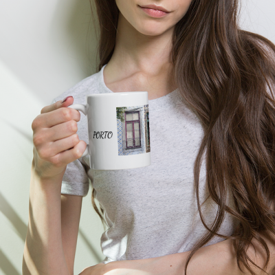 Caneca branca com imagem de janela e texto 'PORTO'