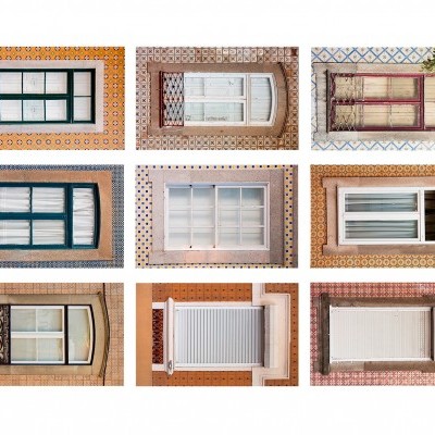 Nove janelas coloridas com diferentes azulejos e persianas em padrão variado