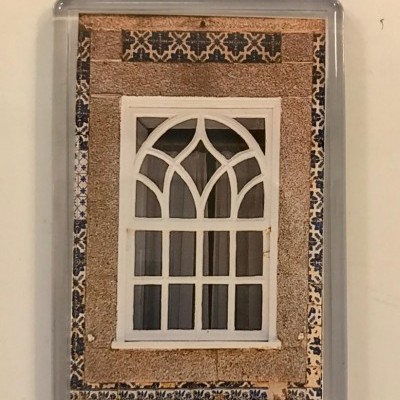 Magnete decorativo com imagem de janela branca com azulejos tradicionais azuis e brancos