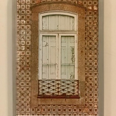 Íman de frigorífico com fotografia de janela tradicional portuguesa e azulejos marrons