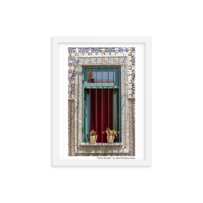 Janela verde com grades, azulejos decorativos e vasos de plantas no peitoril.