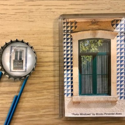 Marcador de livro com imagem circular de janela e cartão retangular com azulejos azuis e janela verde