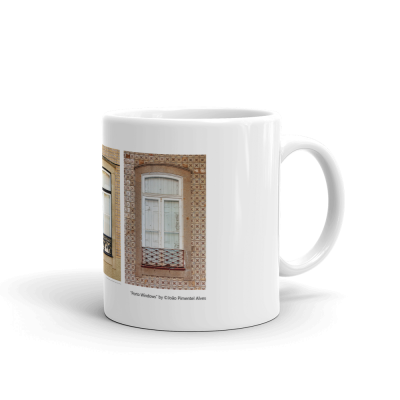 Caneca branca com imagens de janelas tradicionais portuguesas e texto impresso.