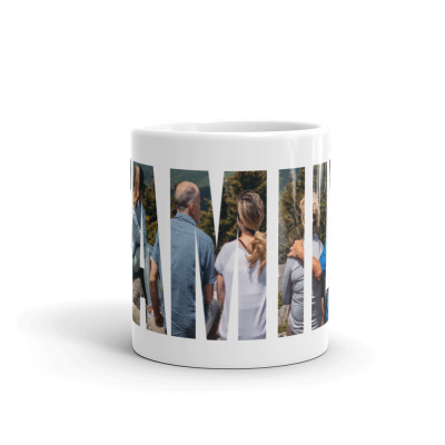 Caneca branca com foto de grupo de pessoas vistas pelas costas