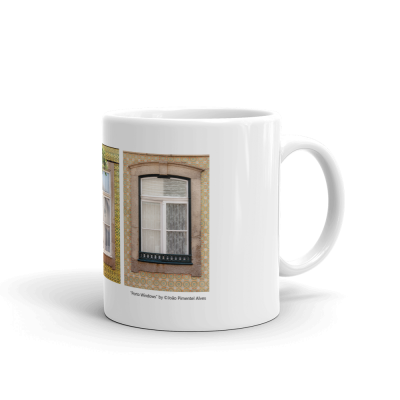Caneca branca com fotografia de janelas e azulejos amarelos