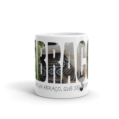 Caneca branca com design tipográfico e imagem colorida na palavra GRAÇA