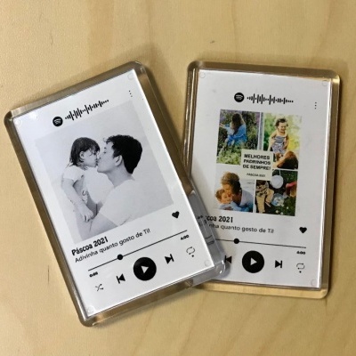 Dispositivos transparentes com imagens personalizadas e texto tipo interface musical