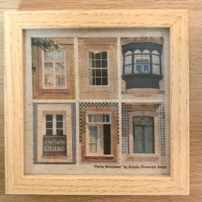 Quadro decorativo com seis janelas do Porto em moldura de madeira clara