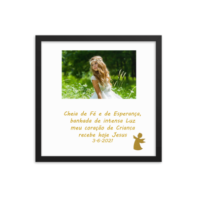 Quadro com foto de menina em vestido branco e texto em português sobre fé e esperança