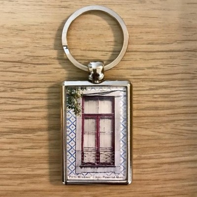 Chaveiro metálico com imagem de janela e azulejos