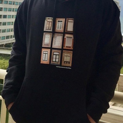 Sweatshirt preta com estampado de janelas de edifícios