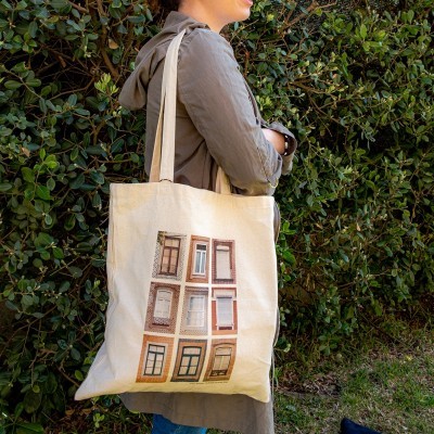 Mala de tecido estampada com imagens de janelas coloridas