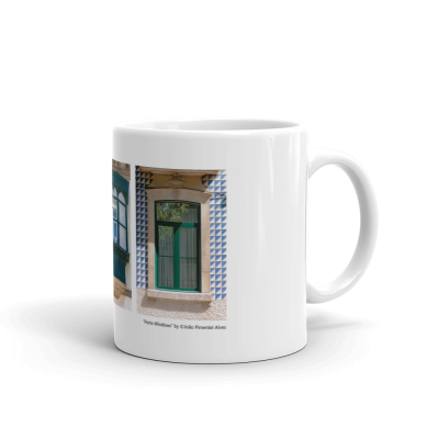 Caneca branca cerâmica com imagem de janela verde e azulejos azuis
