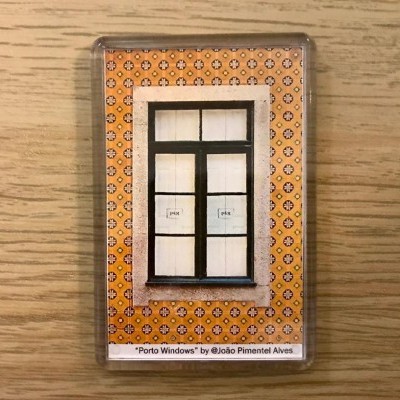 Íman de frigorífico com imagem de janela numa moldura laranja decorada