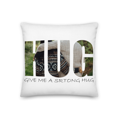 Travesseiro branco com palavra HUG e imagem de pessoas a abraçarem-se