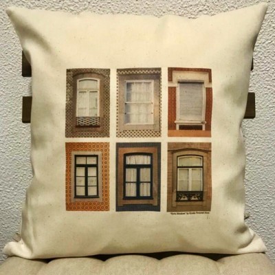 Almofada bege com estampa de seis janelas decorativas em diferentes estilos