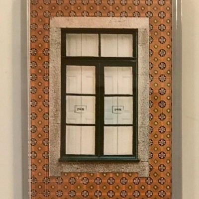 Íman de frigorífico com foto de janela portuguesa e azulejos laranja