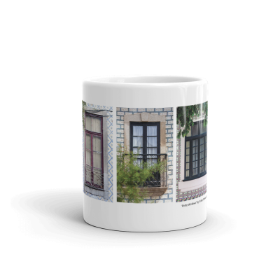Caneca branca decorada com fotos de três janelas diferentes com molduras de azulejos.