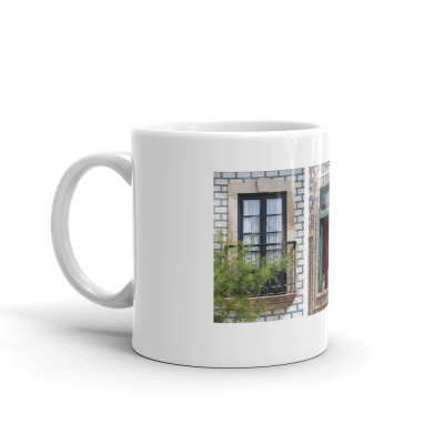 Caneca branca com imagens de janelas e arbustos