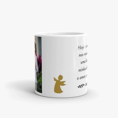 Caneca branca com fotografia de criança e texto em português com ícone de anjo dourado