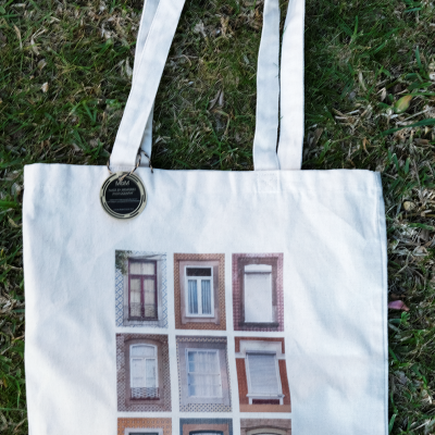 Saco de tecido branco com imagem de janelas e pendente preto