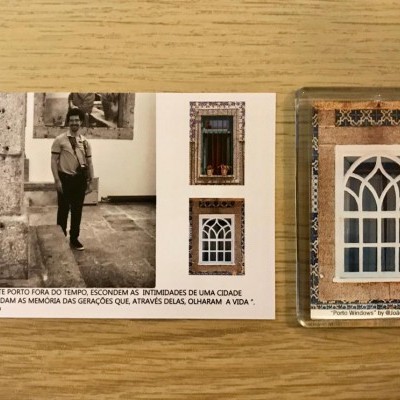 Conjunto de postais e placa decorativa com imagem de janela de vitral em madeira clara