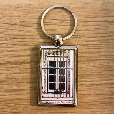 Porta-chaves com imagem de janela decorada e vaso de flores