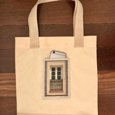 Saco de tecido bege com bolso decorado com padrão de azulejo de janela e varanda