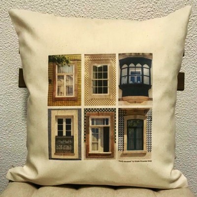 almofada bege com estampa de janelas e azulejos
