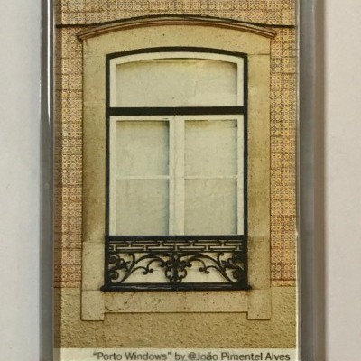 Íman com imagem de janela tradicional de Porto em tons castanho e bege