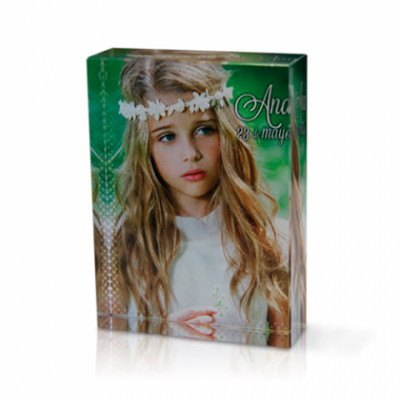 Caixa com fotografia de menina loira e texto Ana 23 de mayo