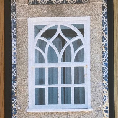 Capa de caderno com imagem de janela arqueada e azulejos azuis e brancos