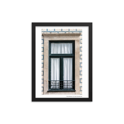 Fotografia emoldurada de uma janela antiga com cortinas brancas e azulejos azuis e creme