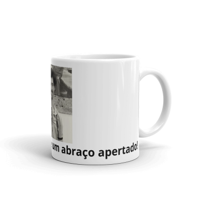 Caneca branca com foto a preto e branco e texto 'um abraço apertado!'