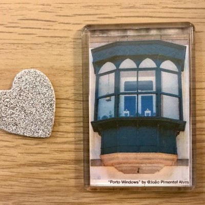 Ímanes para frigorífico com formas e imagens distintas sobre madeira clara